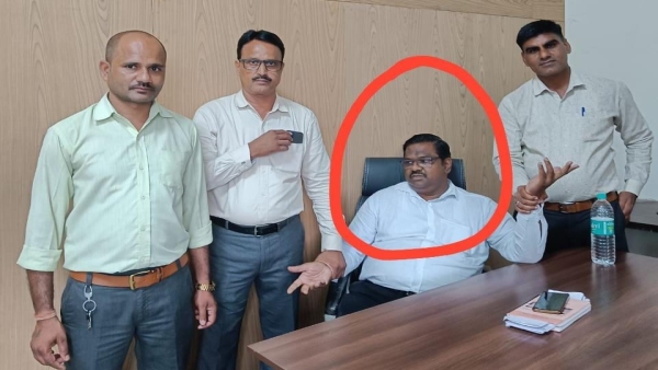station manager Rajesh Raikwar caught red handed by Lokayukta team while accepting bribe of ₹5000