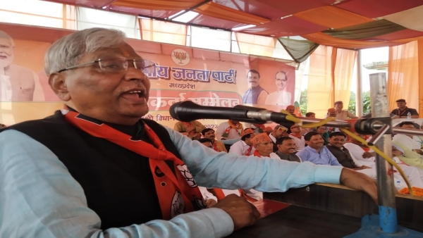 MP Prabhat Jha addressed the assembly conference at Patel Garden in Lahar on Wednesday