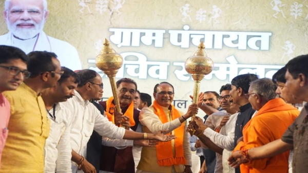Shivraj Singh Chouhan announced in conference of panchayat secretaries they will get 7th pay scale 