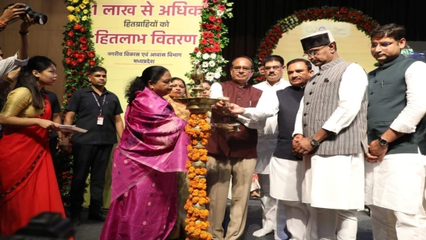 CM Shivraj did house entry of 70 thousand poor people on Sawan Purnima CM Shivraj did house entry of 70 thousand poor people on Sawan Purnima