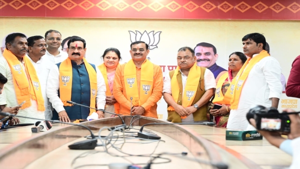 Congress leaders Abhay Mishra, Neelam Mishra join BJP in front of VD Sharma and Narotam Congress leaders Abhay Mishra, Neelam Mishra join BJP in front of VD Sharma and Narotam