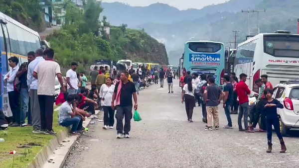 भूस्खलन की चपेट में आने से नदी में गिरी गाड़ी, 7 लोगों की मौत