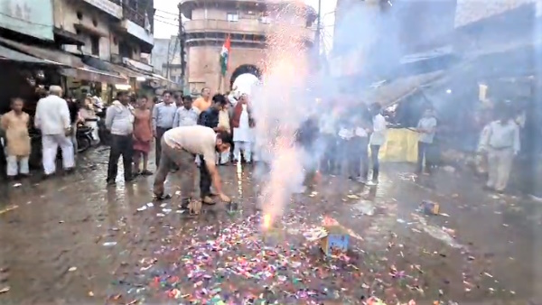 Celebration of Chandrayaan 3 success in india fireworks Vande Mataram shouts sweets distributed