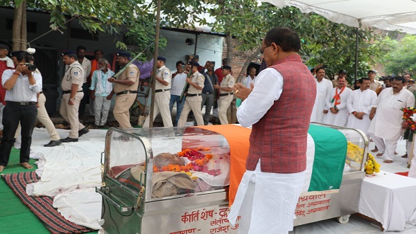 पूर्व मंत्री को अंतिम विदाई देने पहुंचे शिवराज सिंह चौहान