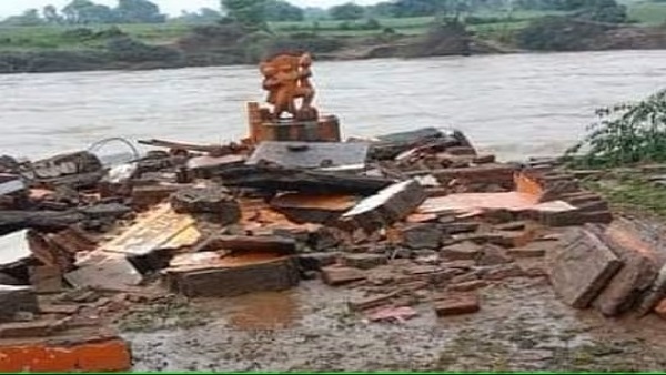 चमत्कार: भीषण बाढ़ में मंदिर-घाट बह गया, हनुमानजी यथावत खड़े