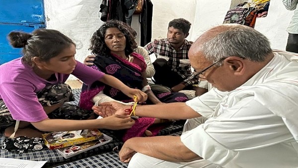 Sagar: दलित मृतक की मां-बहन से दिग्विजय सिंह ने बंधवाई राखी Sagar: दलित मृतक की मां-बहन से दिग्विजय सिंह ने बंधवाई राखी