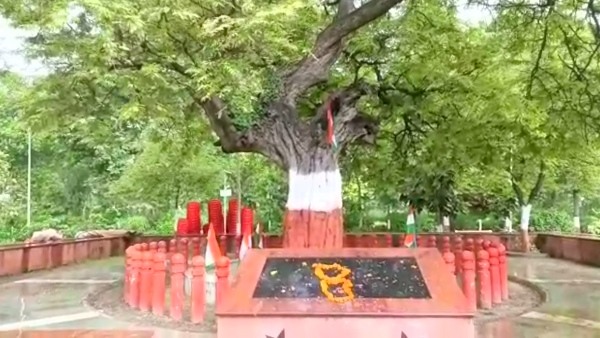 Independence Day 2023 Thakur Jodha Singh and his 51 comrades were hanged in fatehpur by britishers