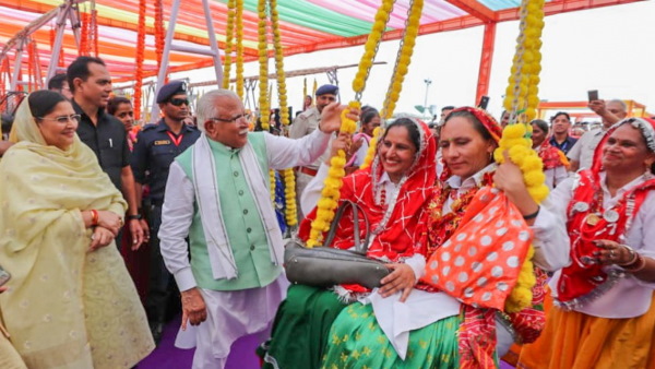 Haryana: Women give new identity to Sawan songs in Teej Festival manohar lal khattar Haryana: Women give new identity to Sawan songs in Teej Festival manohar lal khattar