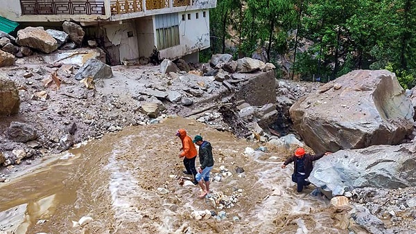 Flood: हिमाचल के मंडी में अचानक आई बाढ़ में 7 लोग बहे