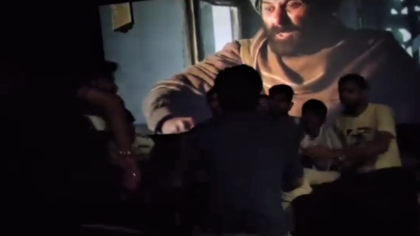 fight between audience in cinema hall while watching Gadar 2 movie in baghpat video went viral 