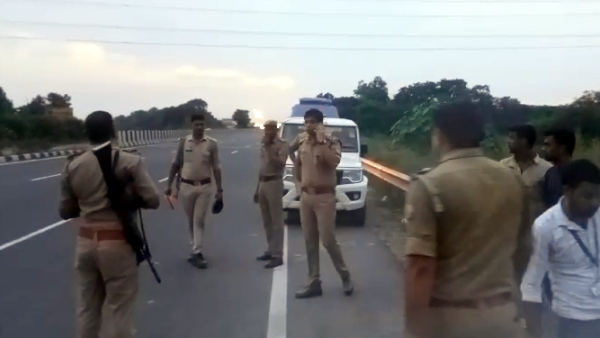 lovers of rampur going noida for marriage fights in Garh boyfriend slit throat of girlfriend on road 