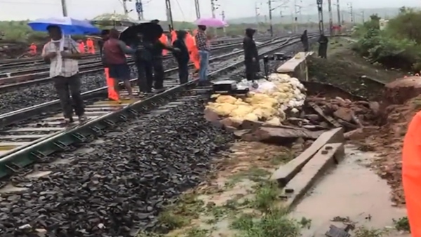 Heavy-rains-in-Jabalpur-soil-washes-off-rail-track