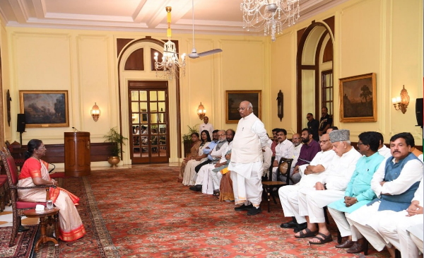 21 MPs of India Alliance meet the President