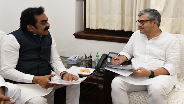 Jabalpur-MP-Rakesh-Singh-met-Railway-Minister-train