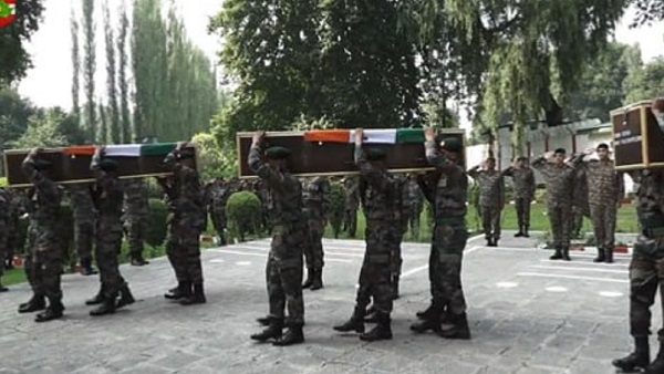 चिनार कोर कमांडर ने शहीदों को दी श्रद्धांजलि