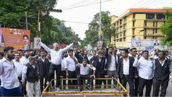 यूपी में वकीलों का प्रदर्शन यूपी में वकीलों का प्रदर्शन