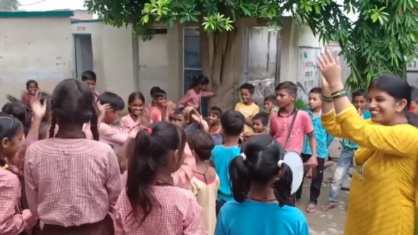 school-children-started-dancing-chandrayaan-3-landed-on-the-moon-video-viral