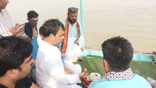 actor-pankaj-tripathi-reached-varanasi-with-his-fathers-ashes
