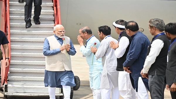 प्रधानमंत्री नरेंद्र मोदी खजुराहो पहुंचे, हेलीकॉप्टर से सागर