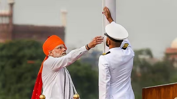 Why Pm hoists the flag on independence day