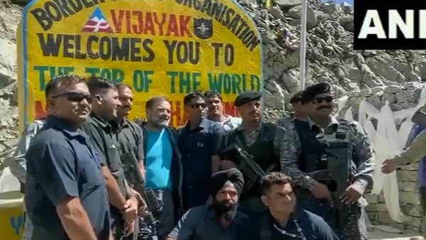 लद्दाख दौरे के दौरान खारदुंग ला पहुंचे Rahul Gandhi लद्दाख दौरे के दौरान खारदुंग ला पहुंचे Rahul Gandhi