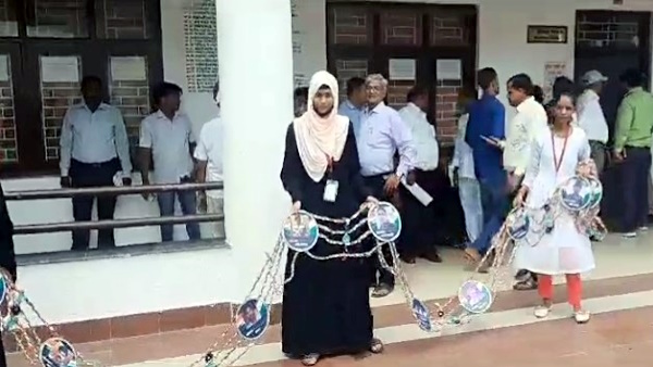 Rakshabandhan 2023 Girl students in azamgarh made 131 feet long Rakhi for Pulwama martyrs 