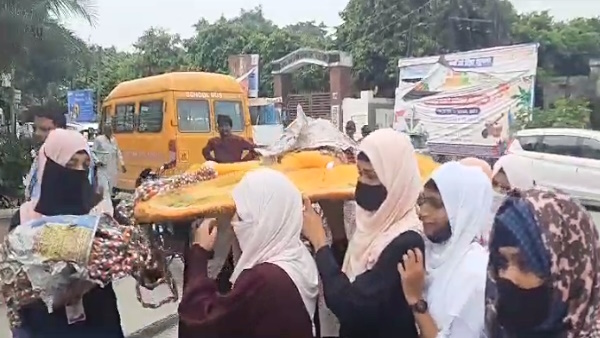 Rakshabandhan 2023 Girl students in azamgarh made 131 feet long Rakhi for Pulwama martyrs 