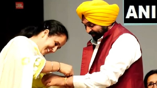 CM भगवंत मान ने बीच में भाषण रोक कर बंधवाई राखी, Video