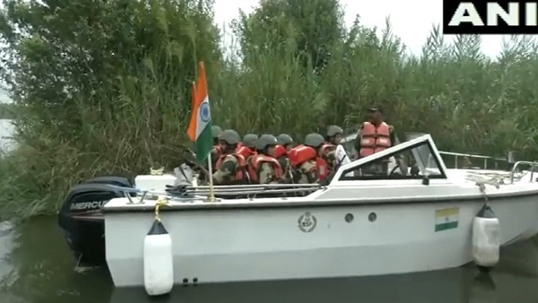 BSF महिला विंग ने जवान के साथ चिनाब नदी के किनारे किया गश्त BSF महिला विंग ने जवान के साथ चिनाब नदी के किनारे किया गश्त