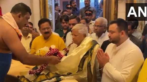 लालू यादव ने बेटे के साथ सिद्धिविनायक मंदिर में की पूजा