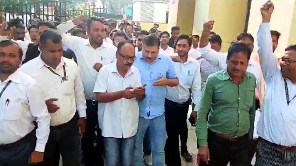 After Hapur a doctor in sambhal beats advocate who came to take medicine Video went Viral 