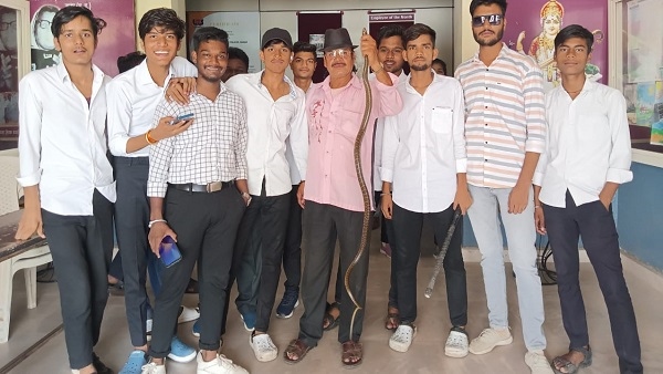 Sagar_कॉलेज में घुस आया छह फीट लंबा सांप, मची चीख-पुकार.. Sagar_कॉलेज में घुस आया छह फीट लंबा सांप, मची चीख-पुकार..