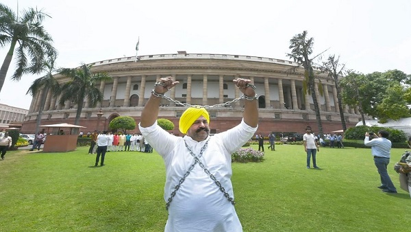 AAP सांसद ने संसद के बाहर लोकतंत्र को आजाद करो के लगाए नारे