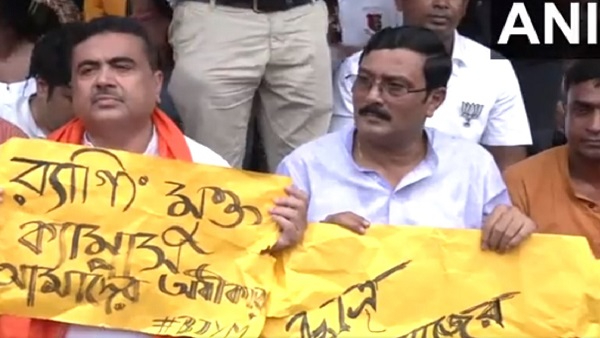 जादवपुर विवि के बाहर सुवेंदु अधिकारी ने किया विरोध प्रदर्शन
