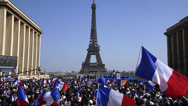 एफिल टॉवर को बम से उड़ाने की धमकी, पर्यटक को निकाला बाहर