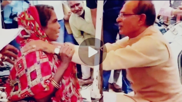 Madhavganj CM Shivraj singh helped ₹ 50 thousand to a woman repairing an umbrella on footpath Madhavganj CM Shivraj singh helped ₹ 50 thousand to a woman repairing an umbrella on footpath
