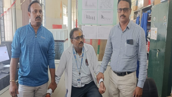 Lab assistant Radha Govind arrested red handed taking bribe from doctor in Betul