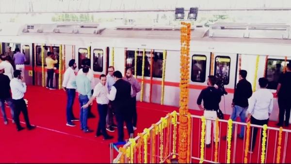 CM Shivraj Singh Chouhan unveiled Metro model coach at Smart City Park