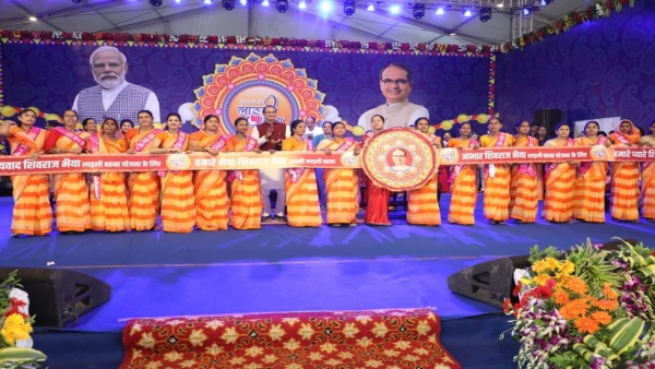 Ladli Bahna Sammelan at Jamboree Maidan, CM Shivraj big announcement and increased the amount Ladli Bahna Sammelan at Jamboree Maidan, CM Shivraj big announcement and increased the amount