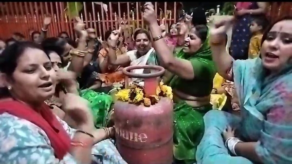 BJP women were seen dancing and singing with cylinders in the joy of getting subsidy of ₹ 200