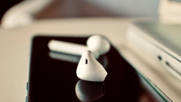 Woman accidentally swallows airpods