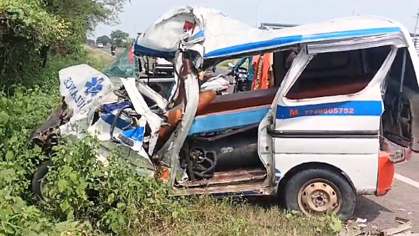 ambulance carrying deceased child collided with truck two died on the spot in Raisen of MP 