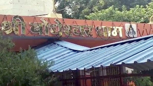 muslim man entered a temple in unnao and start hitting devotees with a heavy stick caught on cctv