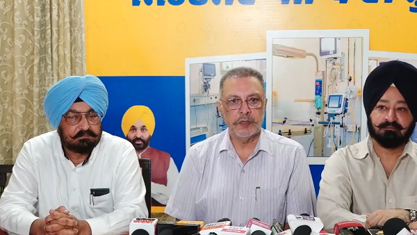 प्रेस कॉन्फ्रेंस करते पंजाब के स्वास्थ्य मंत्री बलबीर सिंह प्रेस कॉन्फ्रेंस करते पंजाब के स्वास्थ्य मंत्री बलबीर सिंह