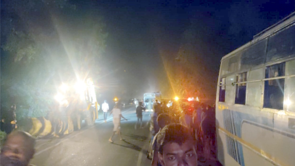 Barabanki Accident Bus rammed into DCM loaded with iron rods 2 died on the spot many serious