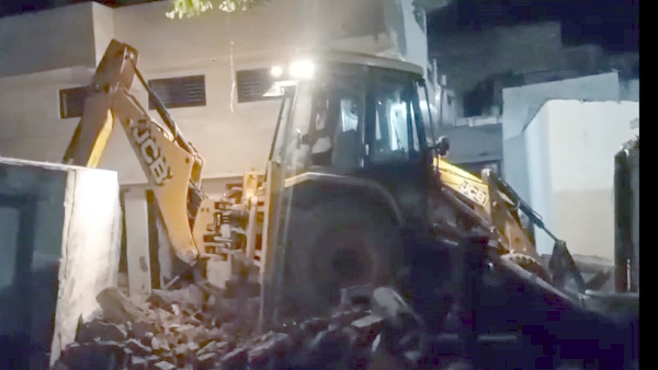 3 storey house collapsed in Barabanki one more body recovered 3 died one still trapped