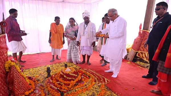 CM भूपेश बघेल ने नवनिर्मित मंदिर का किया लोर्कापण