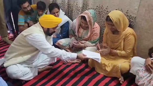 Bhagwant Mann in martyr Colonel Manpreet home
