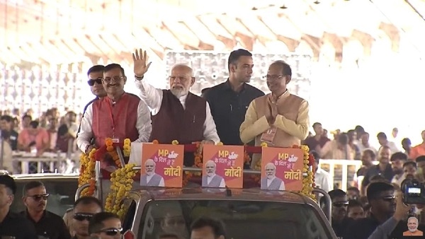 प्रधानमंत्री खुली जीप में खड़े होकर जनता के बीच पहुंचे 