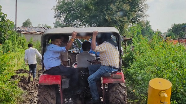 प्रधानमंत्री की प्रस्तावित बीना सभा की तैयारियों को लेकर आज सागर कलेक्टर और एसपी सभा स्थल का निरीक्षण ट्रेक्टर पर बैठकर किया। दरअसल पानी गिरने के कारण मिट्टी में फिसलन आने से पार्किंग क्षेत्र सहित कई जगह कार से पहुंच पाना संभव नही था जिसके चलते ट्रैक्टर का उपयोग किया गया। प्रधानमंत्री की प्रस्तावित बीना सभा की तैयारियों को लेकर आज सागर कलेक्टर और एसपी सभा स्थल का निरीक्षण ट्रेक्टर पर बैठकर किया। दरअसल पानी गिरने के कारण मिट्टी में फिसलन आने से पार्किंग क्षेत्र सहित कई जगह कार से पहुंच पाना संभव नही था जिसके चलते ट्रैक्टर का उपयोग किया गया।
